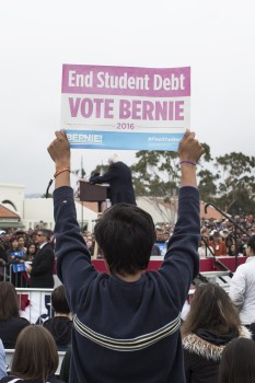 Presidential candidate Bernie Sanders speaking to a crowd of 6000 at Santa Barbara City College. Photo: Vegard Vaagnes
